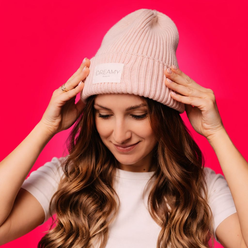 Sesja lifestyle dla marki Danuta Woźniak Design — różowa czapka na intensywnie różowym tle